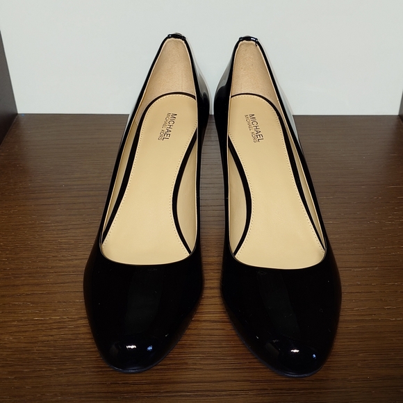 New black Michael Kors pumps - Picture 3 of 3